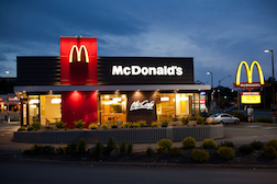 Cambio de turno y protocolo de pago de McDonald's bajo lupa legal en un tribunal